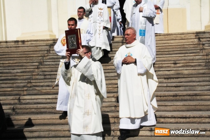 Zdjęcie w galerii na portalu naszwodzislaw.com: Wierni zawitali do Bazyliki Narodzenia Najświętszej Maryi Panny w Pszowie wiadomości z regionu
