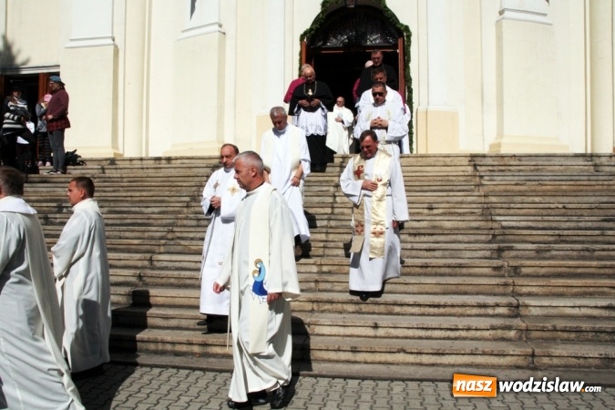 Zdjęcie w galerii na portalu naszwodzislaw.com: Wierni zawitali do Bazyliki Narodzenia Najświętszej Maryi Panny w Pszowie wiadomości z regionu