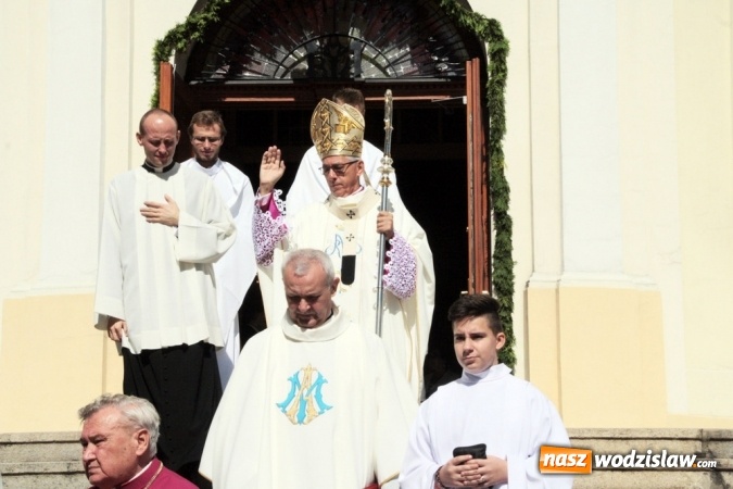 Zdjęcie w galerii na portalu naszwodzislaw.com: Wierni zawitali do Bazyliki Narodzenia Najświętszej Maryi Panny w Pszowie wiadomości z regionu