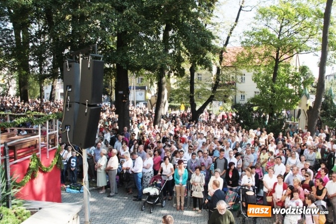 Zdjęcie w galerii na portalu naszwodzislaw.com: Wierni zawitali do Bazyliki Narodzenia Najświętszej Maryi Panny w Pszowie wiadomości z regionu