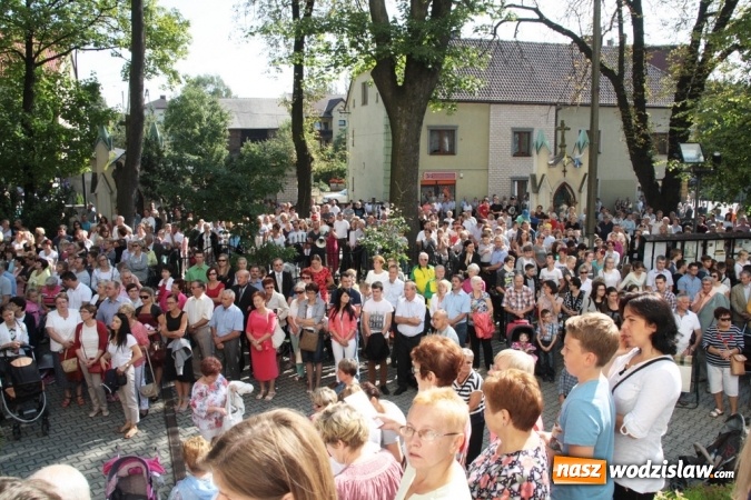 Zdjęcie w galerii na portalu naszwodzislaw.com: Wierni zawitali do Bazyliki Narodzenia Najświętszej Maryi Panny w Pszowie wiadomości z regionu