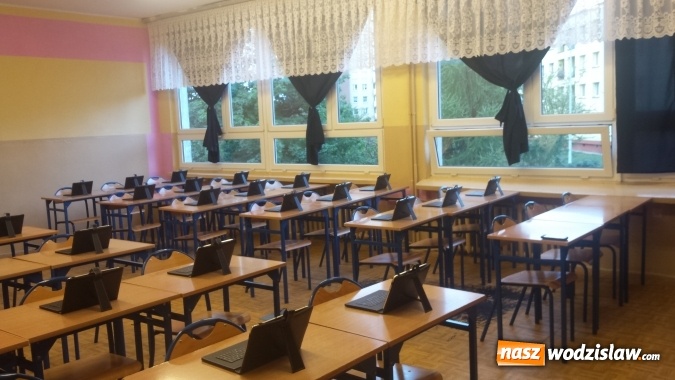 Zdjęcie w galerii na portalu naszwodzislaw.com: W G2 tablety zastąpiły podręczniki  wiadomości z regionu