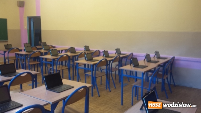 Zdjęcie w galerii na portalu naszwodzislaw.com: W G2 tablety zastąpiły podręczniki  wiadomości z regionu