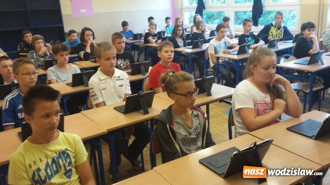 Zdjęcie w galerii na portalu naszwodzislaw.com: W G2 tablety zastąpiły podręczniki  wiadomości z regionu