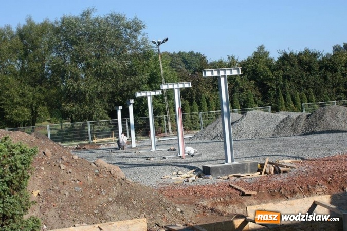 Zdjęcie w galerii na portalu naszwodzislaw.com: Budowa hali idzie pełną parą wiadomości z regionu