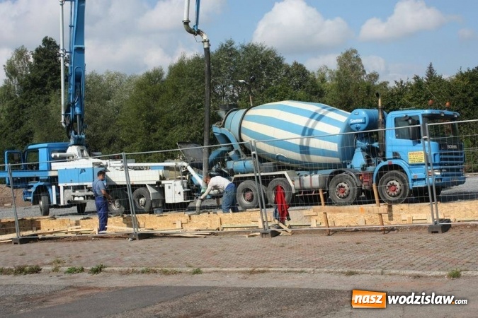 Zdjęcie w galerii na portalu naszwodzislaw.com: Budowa hali idzie pełną parą wiadomości z regionu