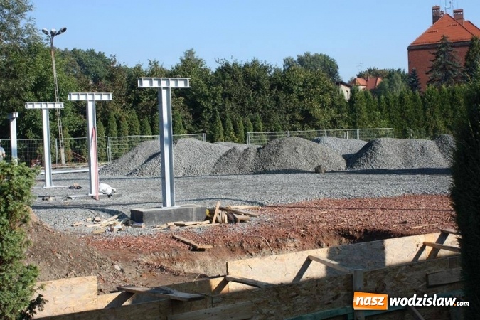 Zdjęcie w galerii na portalu naszwodzislaw.com: Budowa hali idzie pełną parą wiadomości z regionu