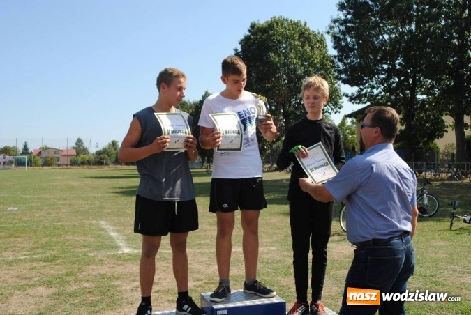 Zdjęcie w galerii na portalu naszwodzislaw.com: Ponad 100 cyklistów wzięło udział w wyścigu kolarskim młodzieży szkolnej w Godowie  wiadomości z regionu