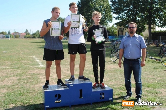 Zdjęcie w galerii na portalu naszwodzislaw.com: Ponad 100 cyklistów wzięło udział w wyścigu kolarskim młodzieży szkolnej w Godowie  wiadomości z regionu