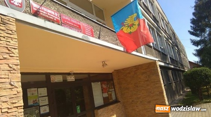 Zdjęcie w galerii na portalu naszwodzislaw.com: Miejskie flagi zawisły przy placówkach oświatowych wiadomości z regionu
