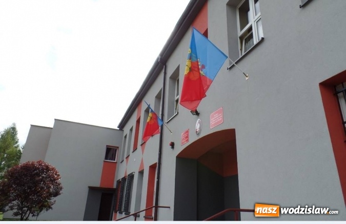 Zdjęcie w galerii na portalu naszwodzislaw.com: Miejskie flagi zawisły przy placówkach oświatowych wiadomości z regionu