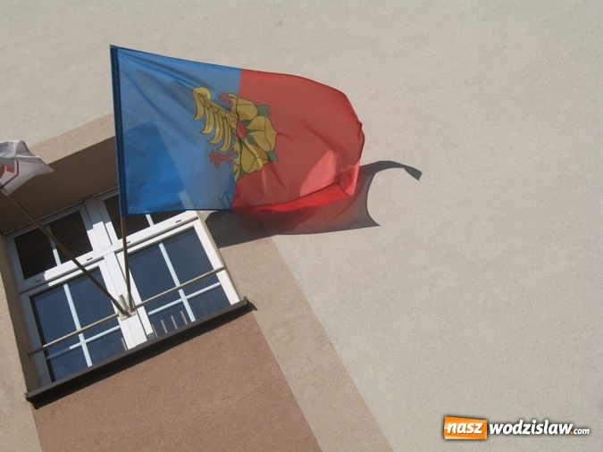 Zdjęcie w galerii na portalu naszwodzislaw.com: Miejskie flagi zawisły przy placówkach oświatowych wiadomości z regionu