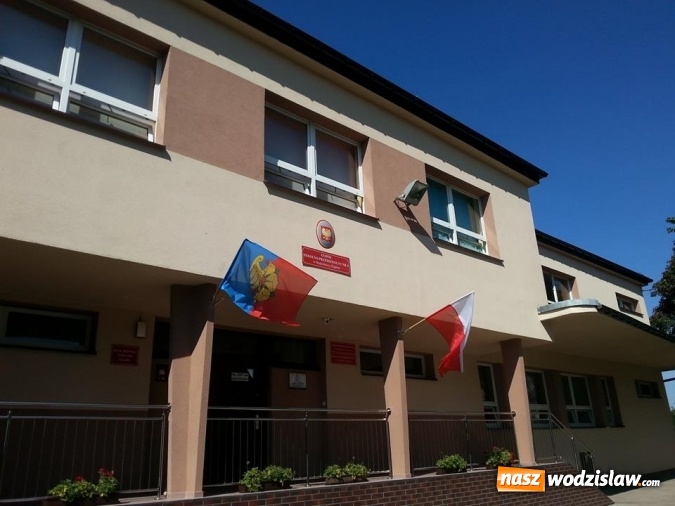 Zdjęcie w galerii na portalu naszwodzislaw.com: Miejskie flagi zawisły przy placówkach oświatowych wiadomości z regionu