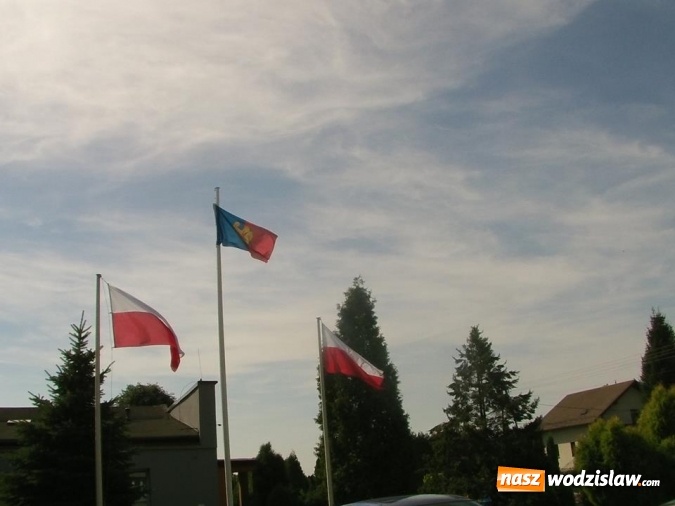 Zdjęcie w galerii na portalu naszwodzislaw.com: Miejskie flagi zawisły przy placówkach oświatowych wiadomości z regionu