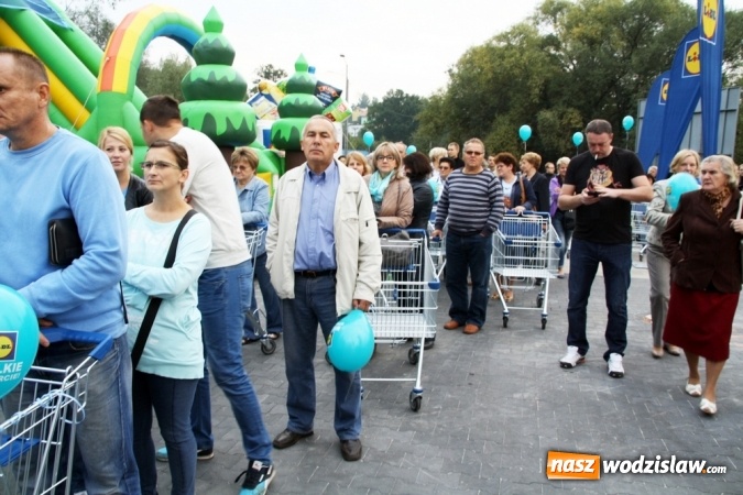 Zdjęcie w galerii na portalu naszwodzislaw.com: Tłumy mieszkańców na otwarciu Lidla w Wodzisławiu Śląskim! wiadomości z regionu