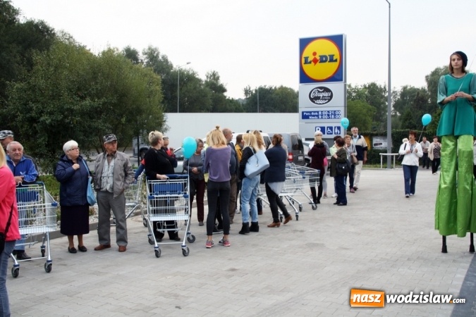 Zdjęcie w galerii na portalu naszwodzislaw.com: Tłumy mieszkańców na otwarciu Lidla w Wodzisławiu Śląskim! wiadomości z regionu