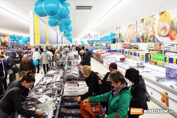 Zdjęcie w galerii na portalu naszwodzislaw.com: Tłumy mieszkańców na otwarciu Lidla w Wodzisławiu Śląskim! wiadomości z regionu