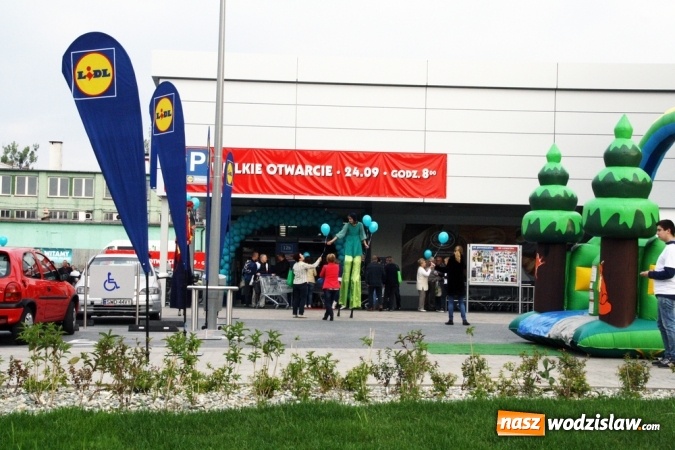 Zdjęcie w galerii na portalu naszwodzislaw.com: Tłumy mieszkańców na otwarciu Lidla w Wodzisławiu Śląskim! wiadomości z regionu
