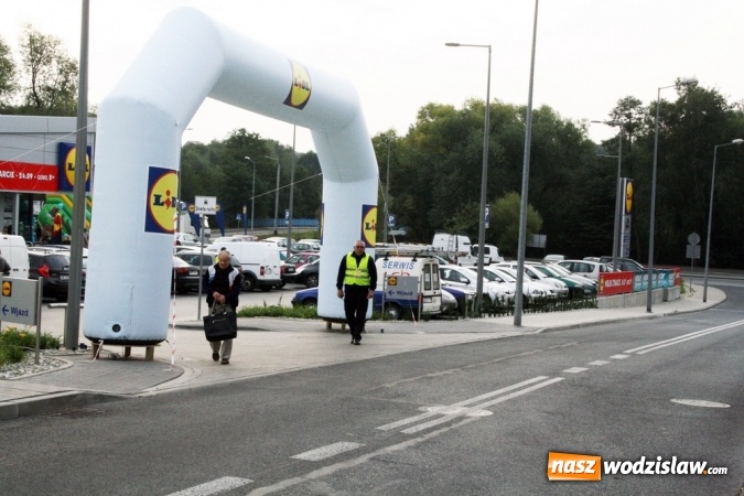 Zdjęcie w galerii na portalu naszwodzislaw.com: Tłumy mieszkańców na otwarciu Lidla w Wodzisławiu Śląskim! wiadomości z regionu