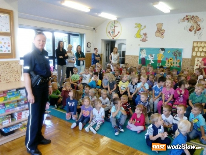 Zdjęcie w galerii na portalu naszwodzislaw.com: Policjanci o bezpieczeństwie z przedszkolakami i pierwszakami wiadomości z regionu