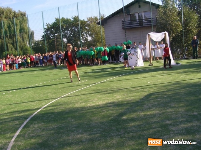 Zdjęcie w galerii na portalu naszwodzislaw.com: Nowo wybudowane boisko sportowe przy SP nr 2 w Pszowie oficjalne otwarte wiadomości z regionu