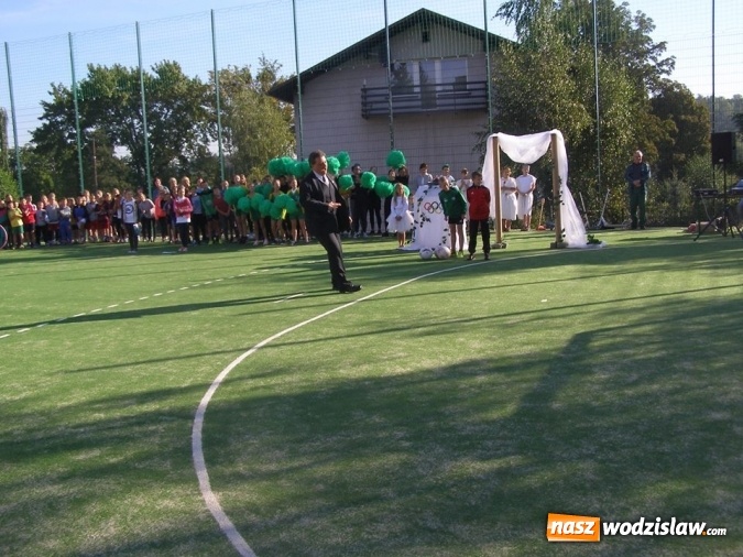 Zdjęcie w galerii na portalu naszwodzislaw.com: Nowo wybudowane boisko sportowe przy SP nr 2 w Pszowie oficjalne otwarte wiadomości z regionu