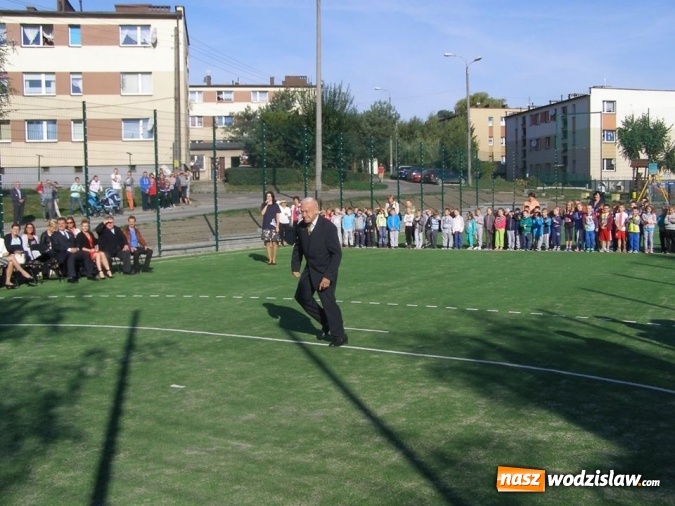 Zdjęcie w galerii na portalu naszwodzislaw.com: Nowo wybudowane boisko sportowe przy SP nr 2 w Pszowie oficjalne otwarte wiadomości z regionu