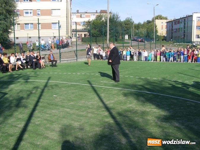 Zdjęcie w galerii na portalu naszwodzislaw.com: Nowo wybudowane boisko sportowe przy SP nr 2 w Pszowie oficjalne otwarte wiadomości z regionu