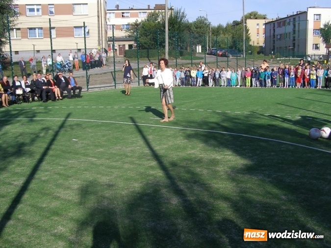Zdjęcie w galerii na portalu naszwodzislaw.com: Nowo wybudowane boisko sportowe przy SP nr 2 w Pszowie oficjalne otwarte wiadomości z regionu