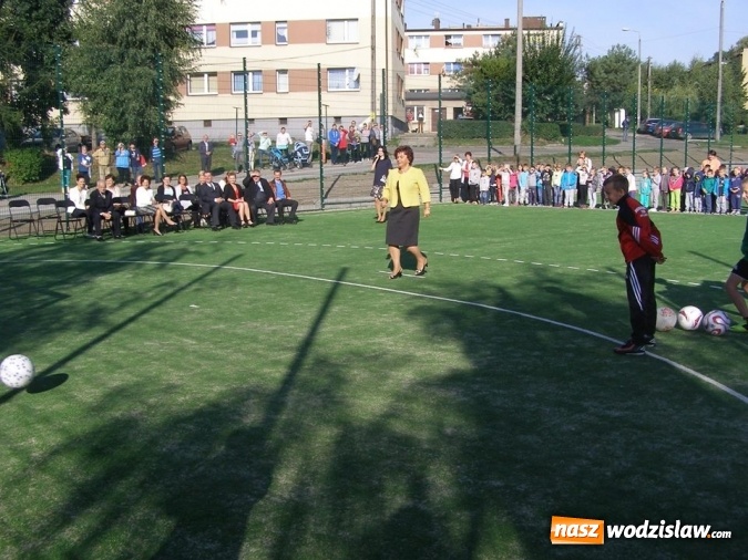 Zdjęcie w galerii na portalu naszwodzislaw.com: Nowo wybudowane boisko sportowe przy SP nr 2 w Pszowie oficjalne otwarte wiadomości z regionu