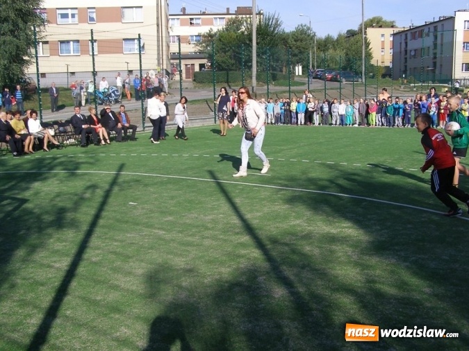 Zdjęcie w galerii na portalu naszwodzislaw.com: Nowo wybudowane boisko sportowe przy SP nr 2 w Pszowie oficjalne otwarte wiadomości z regionu