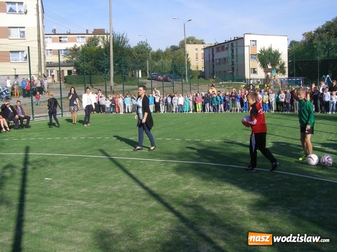 Zdjęcie w galerii na portalu naszwodzislaw.com: Nowo wybudowane boisko sportowe przy SP nr 2 w Pszowie oficjalne otwarte wiadomości z regionu
