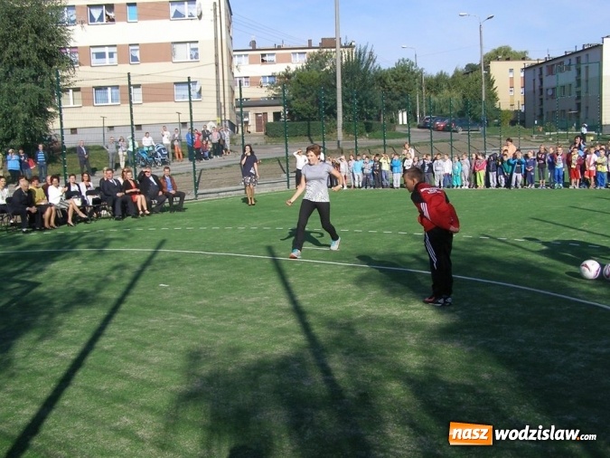 Zdjęcie w galerii na portalu naszwodzislaw.com: Nowo wybudowane boisko sportowe przy SP nr 2 w Pszowie oficjalne otwarte wiadomości z regionu