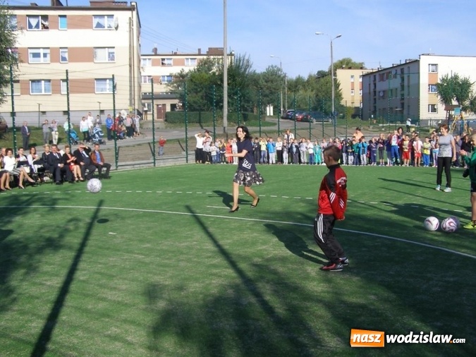 Zdjęcie w galerii na portalu naszwodzislaw.com: Nowo wybudowane boisko sportowe przy SP nr 2 w Pszowie oficjalne otwarte wiadomości z regionu