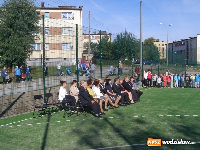 Zdjęcie w galerii na portalu naszwodzislaw.com: Nowo wybudowane boisko sportowe przy SP nr 2 w Pszowie oficjalne otwarte wiadomości z regionu