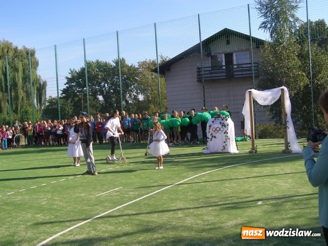 Zdjęcie w galerii na portalu naszwodzislaw.com: Nowo wybudowane boisko sportowe przy SP nr 2 w Pszowie oficjalne otwarte wiadomości z regionu