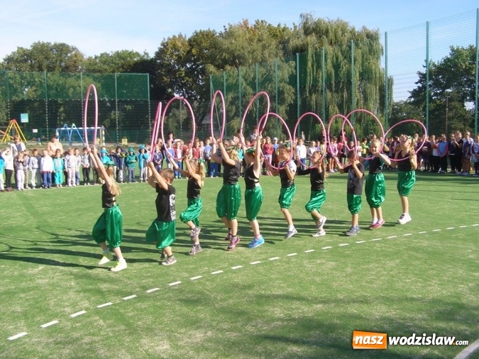 Zdjęcie w galerii na portalu naszwodzislaw.com: Nowo wybudowane boisko sportowe przy SP nr 2 w Pszowie oficjalne otwarte wiadomości z regionu