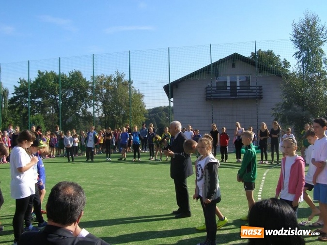 Zdjęcie w galerii na portalu naszwodzislaw.com: Nowo wybudowane boisko sportowe przy SP nr 2 w Pszowie oficjalne otwarte wiadomości z regionu