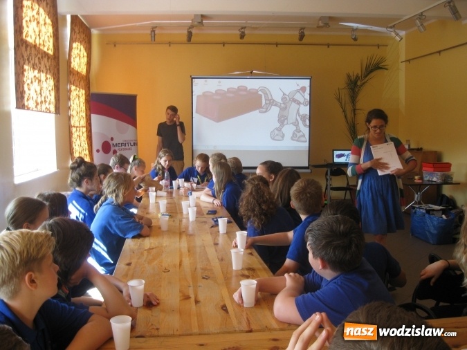 Zdjęcie w galerii na portalu naszwodzislaw.com: Roboty z klocków Lego w bibliotece  wiadomości z regionu