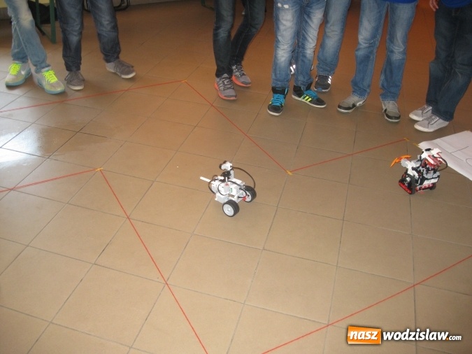 Zdjęcie w galerii na portalu naszwodzislaw.com: Roboty z klocków Lego w bibliotece  wiadomości z regionu