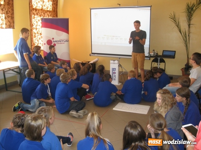 Zdjęcie w galerii na portalu naszwodzislaw.com: Roboty z klocków Lego w bibliotece  wiadomości z regionu