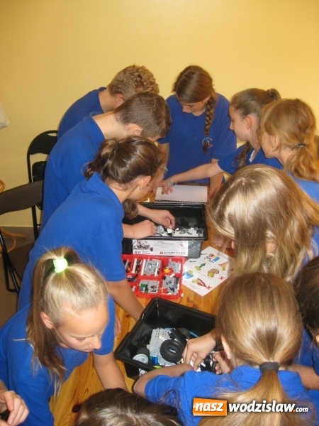 Zdjęcie w galerii na portalu naszwodzislaw.com: Roboty z klocków Lego w bibliotece  wiadomości z regionu