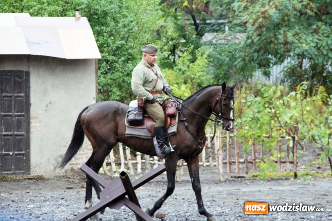 Zdjęcie w galerii na portalu naszwodzislaw.com: Do ostatniego tchu - inscenizacja bitwy obronnej z września 1939 roku na terenie zabytkowej kopalni Ignacy wiadomości z regionu
