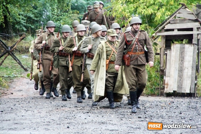 Zdjęcie w galerii na portalu naszwodzislaw.com: Do ostatniego tchu - inscenizacja bitwy obronnej z września 1939 roku na terenie zabytkowej kopalni Ignacy wiadomości z regionu