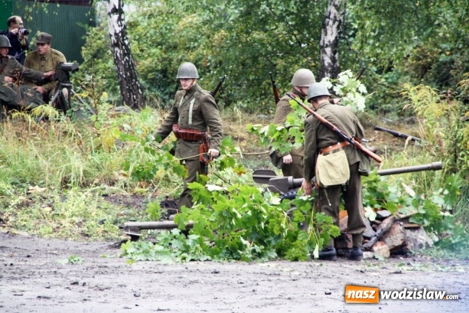 Zdjęcie w galerii na portalu naszwodzislaw.com: Do ostatniego tchu - inscenizacja bitwy obronnej z września 1939 roku na terenie zabytkowej kopalni Ignacy wiadomości z regionu