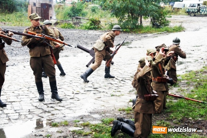 Zdjęcie w galerii na portalu naszwodzislaw.com: Do ostatniego tchu - inscenizacja bitwy obronnej z września 1939 roku na terenie zabytkowej kopalni Ignacy wiadomości z regionu
