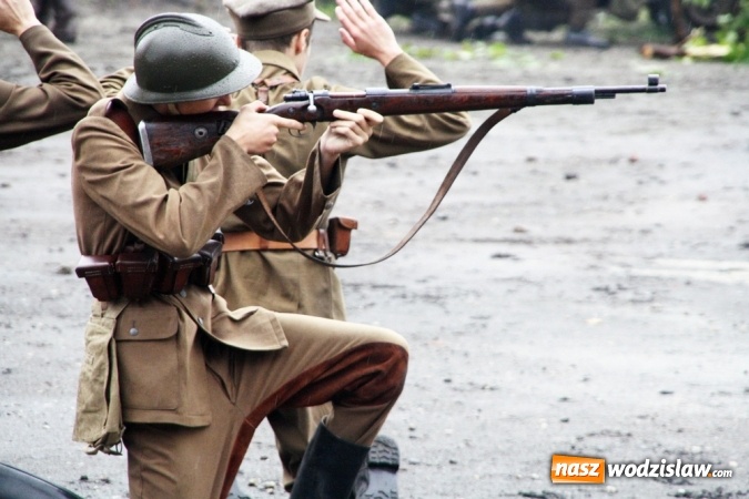 Zdjęcie w galerii na portalu naszwodzislaw.com: Do ostatniego tchu - inscenizacja bitwy obronnej z września 1939 roku na terenie zabytkowej kopalni Ignacy wiadomości z regionu