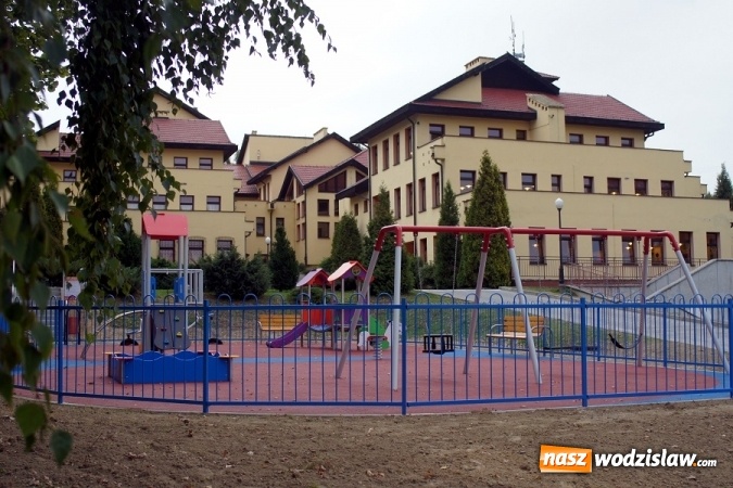Zdjęcie w galerii na portalu naszwodzislaw.com: Nowy plac zabaw dla przedszkolaków i najmłodszych uczniów w Połomi  wiadomości z regionu