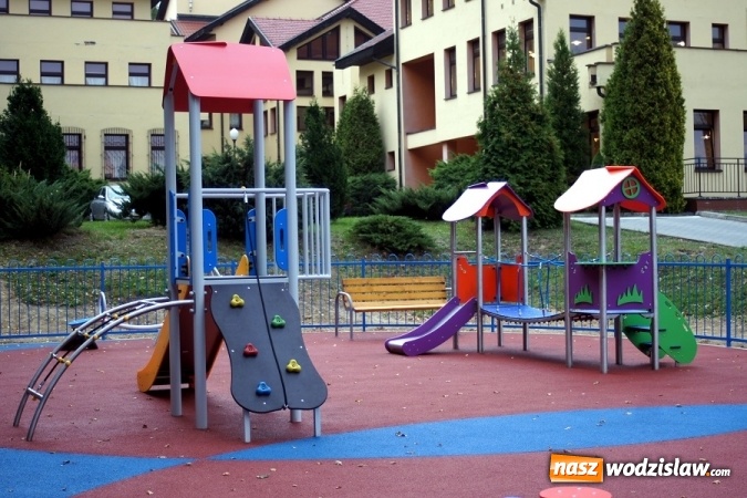 Zdjęcie w galerii na portalu naszwodzislaw.com: Nowy plac zabaw dla przedszkolaków i najmłodszych uczniów w Połomi  wiadomości z regionu