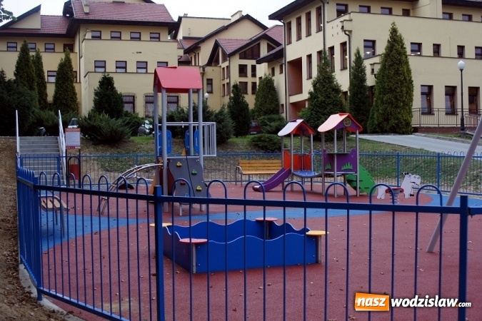Zdjęcie w galerii na portalu naszwodzislaw.com: Nowy plac zabaw dla przedszkolaków i najmłodszych uczniów w Połomi  wiadomości z regionu